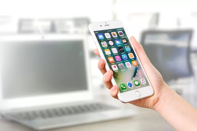 Hand hält Handy Hand hält Handy